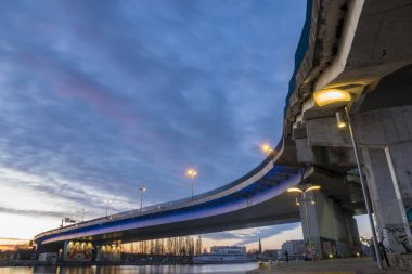 Szczecin, Polonya-Aralık 2017: Köprü, kıllar sabah gökyüzüne karşı kale rotanın parçası