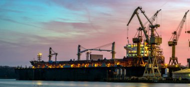 ticaret gemisi onarım bahçesindeki kuru dock