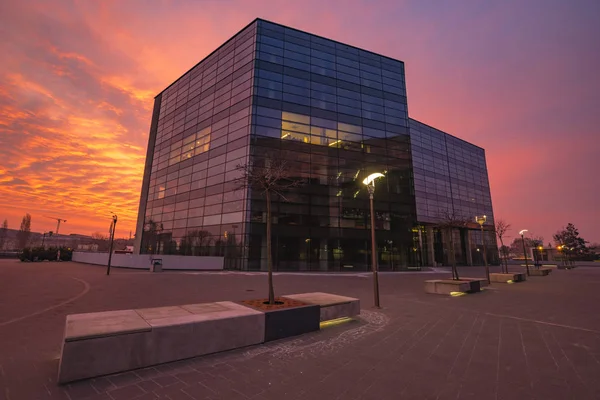 Modern Kantoorgebouw Tijdens Een Vurige Sunrise — Stockfoto