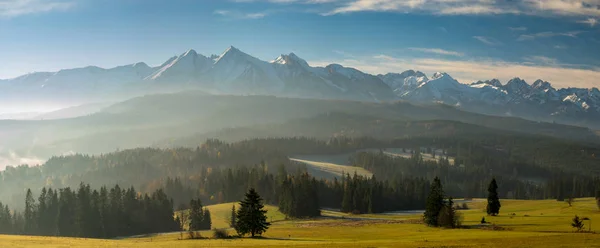 塔特拉山山脉在早晨的全景 — 图库照片