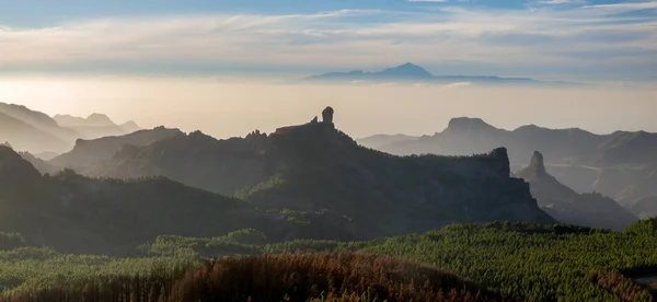 グラン カナリアのロック ヌブロ山の上の壮大な夕日 背景に見える火山Teide Tenerife — ストック写真