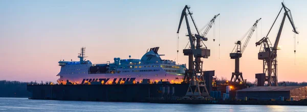 Ferry Passageiros Doca Seca Estaleiro Reparação Oficinas Automóveis Szczecin Polonia — Fotografia de Stock