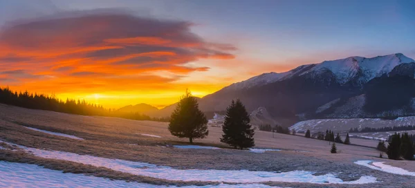 Чудовий Різнокольоровий Світанок Горах — стокове фото