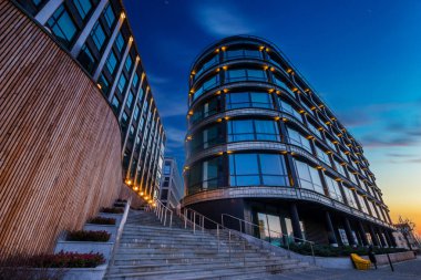 Szczecin, Polonya-Mayıs 2017: akşam sahne bir modern ofis binası