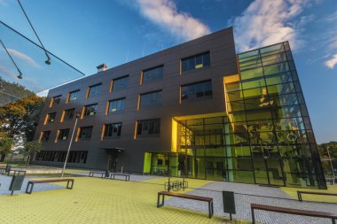 Szczecin, Polonya-Haziran 2017:Modern ofis binası günbatımı l