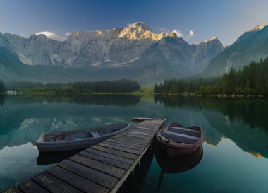 bir dağ Gölü üzerinde ahşap köprü