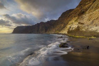 Günbatımı Tenerife Los Gigantes beach üzerinde