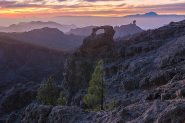 Gran Canaria 'daki Roque Nublo Dağı' nda gün batımı muhteşem, arka planda görünür volkan Teide on tenerlife