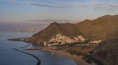 Atlantik Okyanusu üzerinde güzel bir gün batımı. Tenerife, Kanarya Adaları.