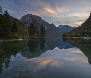 İtalyan Alpleri'nde, Lago di Predil bir dağ Gölü üzerinde romantik günbatımı