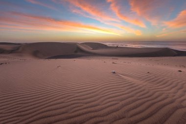 Gran Canaria ünlü doğal park Maspalomas kum tepelerine gündoğumu,