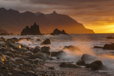 Tenerife şehrindeki Benijo plaj üzerinde ateşli bir gün batımı
