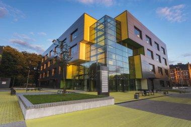 Szczecin, Polonya-Haziran 2017:Modern ofis binası günbatımı l