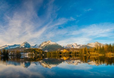  Yüksek çözünürlüklü dağ Gölü Panoraması Strbske Pleso Slovakya, gölde kış manzarası