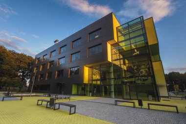 Szczecin, Polonya-Haziran 2017:Modern ofis binası günbatımı l