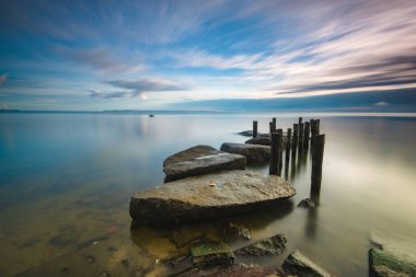 deniz manzarası, taş, su ve gökyüzü