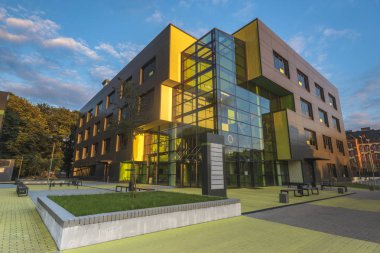 Szczecin, Polonya-Haziran 2017:Modern ofis binası günbatımı l