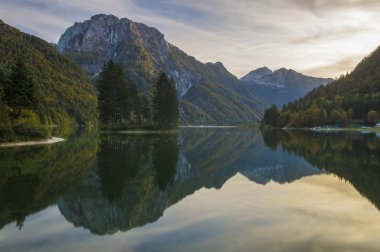 İtalyan Alpleri'nde, Lago di Predil bir dağ Gölü üzerinde romantik günbatımı