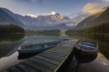 bir dağ Gölü üzerinde ahşap köprü