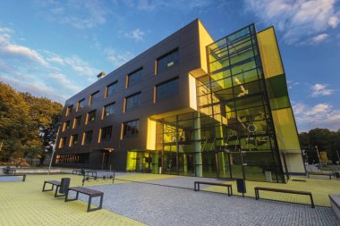 Szczecin, Polonya-Haziran 2017:Modern ofis binası günbatımı l