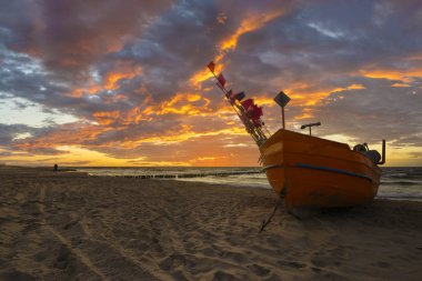 Polonya, renkli Balık tutma Baltık Denizi üzerinde ateşli bir gün batımı