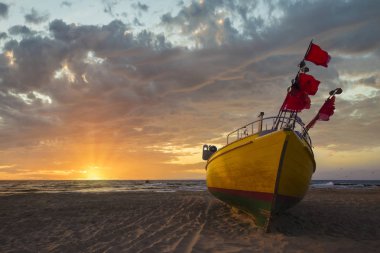 Polonya, renkli Balık tutma Baltık Denizi üzerinde ateşli bir gün batımı