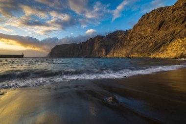 Günbatımı Tenerife Los Gigantes beach üzerinde