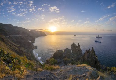 Atlantik Okyanusu üzerinde güzel bir gün batımı. Tenerife, Kanarya Adaları.