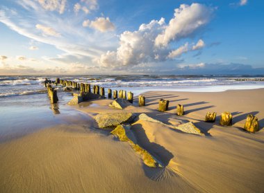 gün batımında dalgalar breaking bir deniz dalgakıran