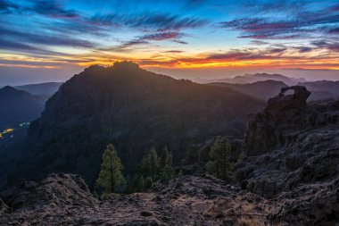 Gran Canaria 'daki Roque Nublo Dağı' nda gün batımı muhteşem, arka planda görünür volkan Teide on tenerlife