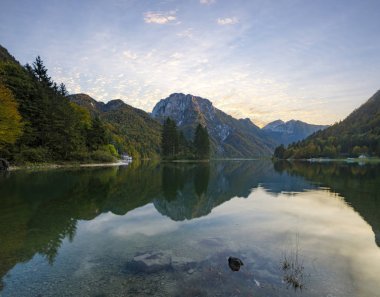 İtalyan Alpleri'nde, Lago di Predil bir dağ Gölü üzerinde romantik günbatımı