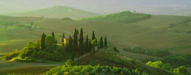  San Quirico D´Orcia, Toskana, İtalya-April16, 2016: güzel toprakları