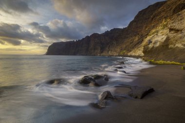 Günbatımı Tenerife Los Gigantes beach üzerinde