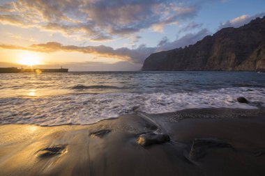 Günbatımı Tenerife Los Gigantes beach üzerinde