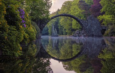 Kromlau park ormangülü Şeytan Köprüsü