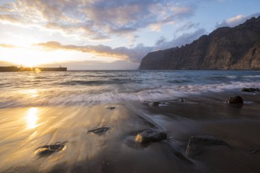 Günbatımı Tenerife Los Gigantes beach üzerinde