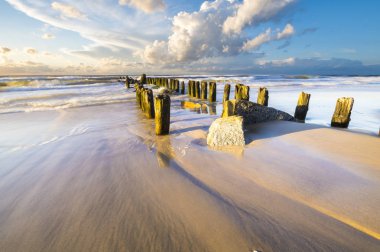 gün batımında dalgalar breaking bir deniz dalgakıran