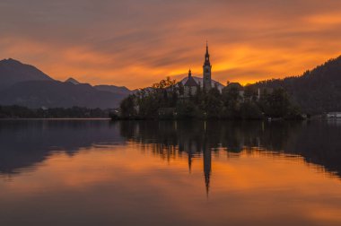 Lake Bled S Julian Alps içinde bir dağ üzerinde gündoğumu