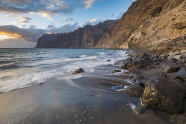 Günbatımı Tenerife Los Gigantes beach üzerinde