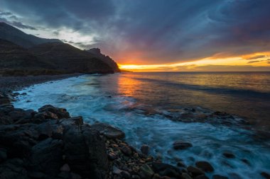 Muhteşem günbatımı okyanus, Risco Beach, Gran Canaria