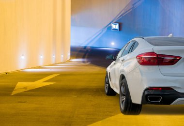  modern Suv yeraltı garajına girerek