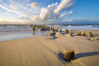 gün batımında dalgalar breaking bir deniz dalgakıran