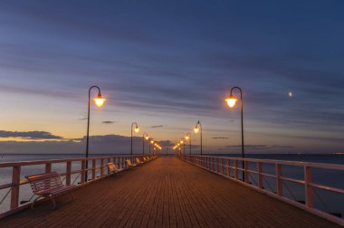 Gdynia, Polonya için ahşap bir iskele üzerinde güzel gündoğumu