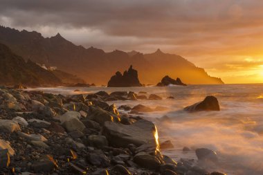 Tenerife şehrindeki Benijo plaj üzerinde ateşli bir gün batımı