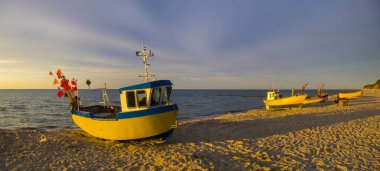 günbatımı üzerinde deniz plaj, balıkçı tekneleri kum üzerinde