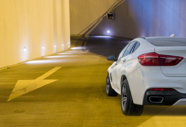 modern Suv yeraltı garajına girerek