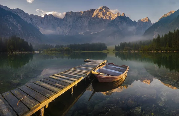 Holzbrücke über einen Bergsee — Stockfoto