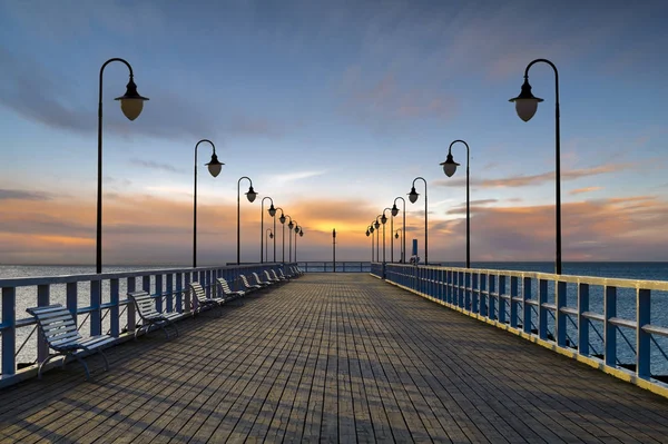 Gyönyörű napfelkelte több mint egy fából készült móló, Gdynia, Lengyelország — Stock Fotó