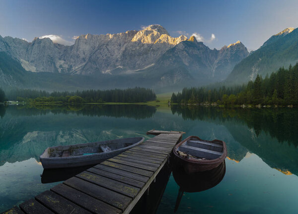 деревянный мост через горное озеро
