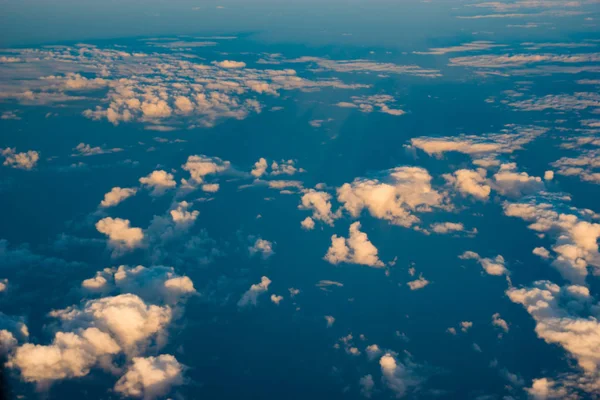 美しい雲の海の上の日の出後パノラマ — ストック写真